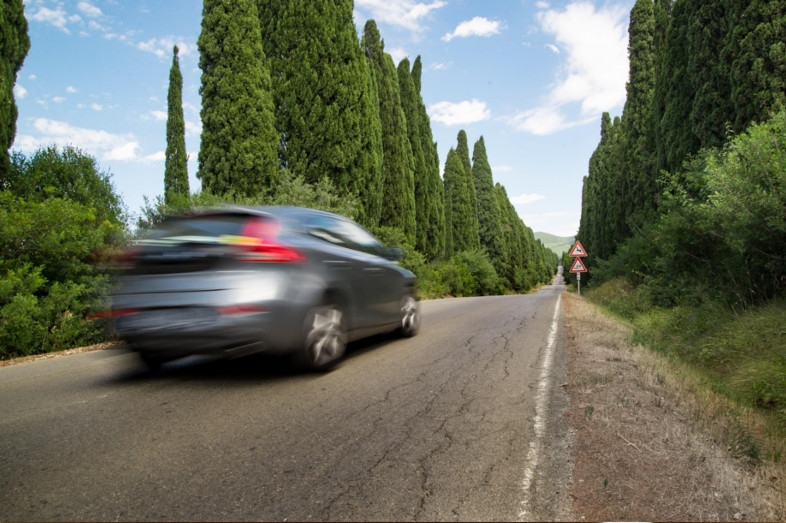 Schnelles Auto auf Straße